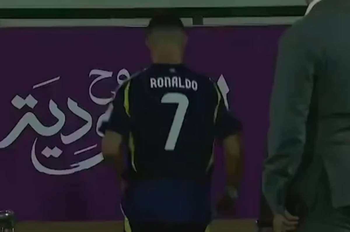 Ronaldo chế diễu đồng đội